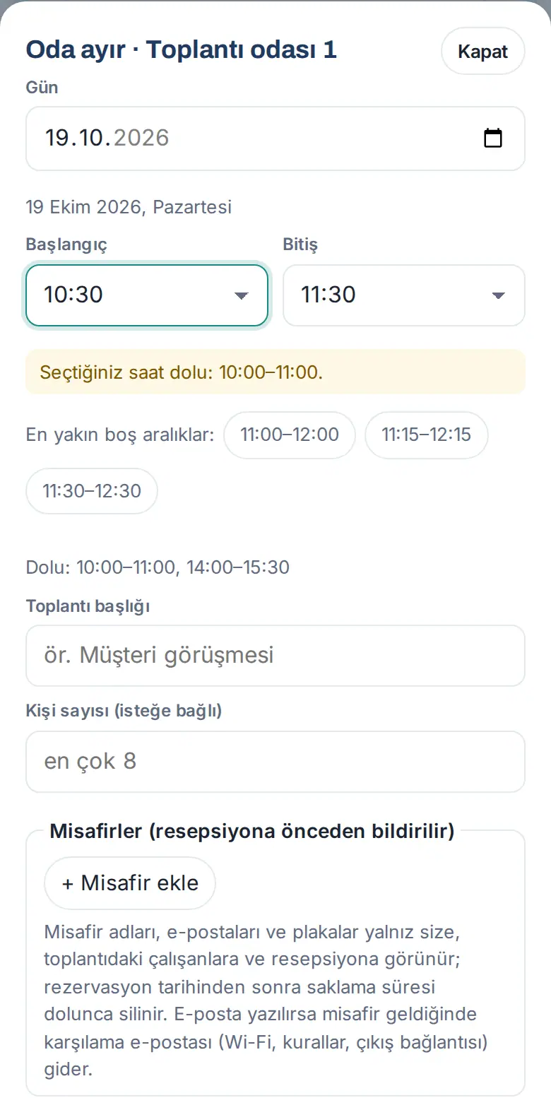 Oda ayır penceresi: Seçtiğiniz saat dolu uyarısı, En yakın boş aralıklar düğmeleri ve günün dolu saatleri